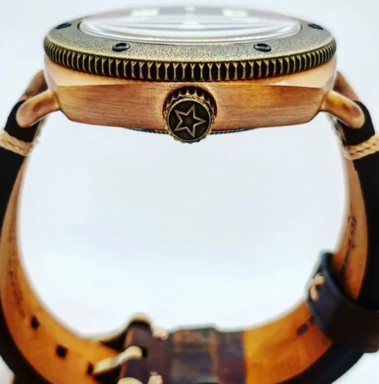 bronze_defender_m_black_d_4.webp Bronze Defender 200M Black Dial Black Leather Strap