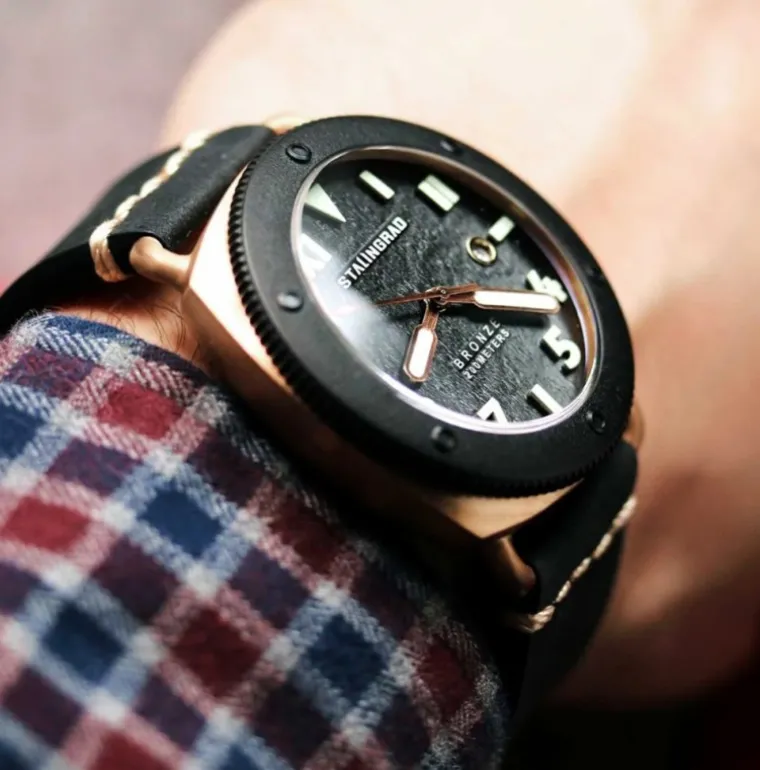 bronze_defender_m_black_d_5.webp Bronze Defender 200M Black Dial Black Leather Strap
