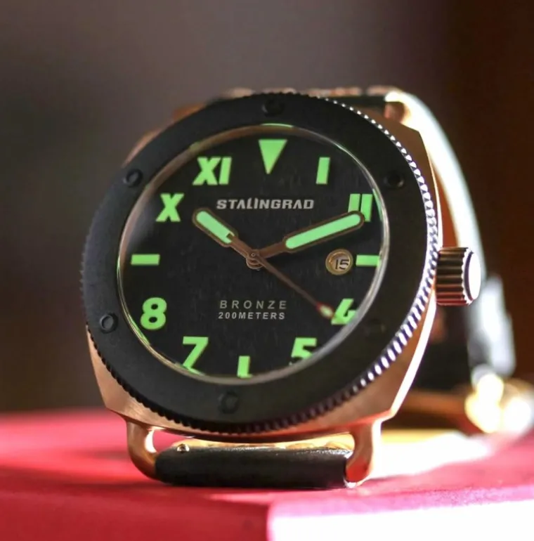 bronze_defender_m_black_d_6.webp Bronze Defender 200M Black Dial Black Leather Strap