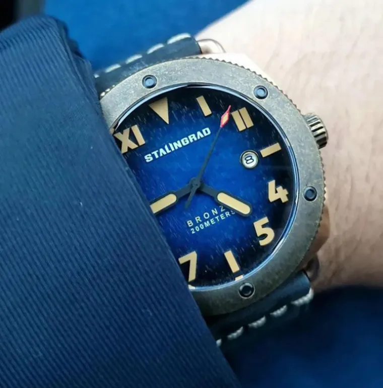 bronze_defender_m_deep_bl_5.webp Bronze Defender 200M Deep Blue Dial Black Leather Strap
