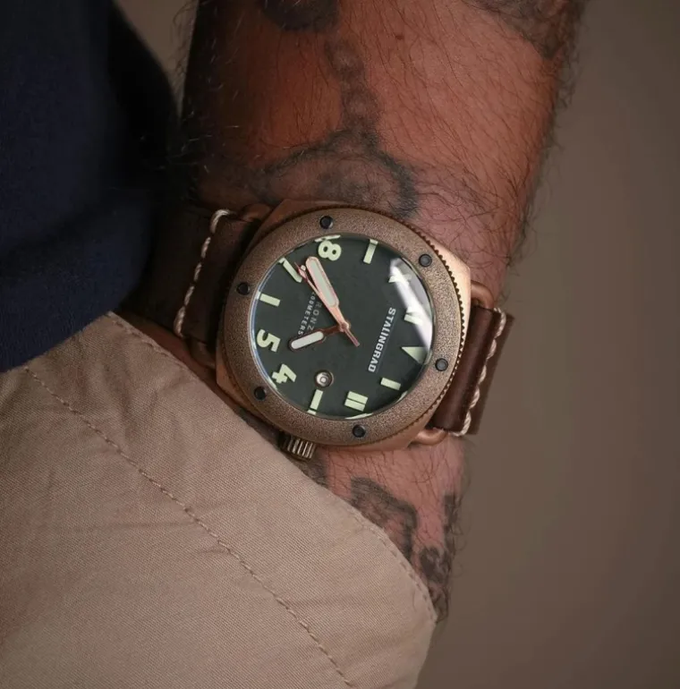 bronze_defender_m_green_d_3.webp Bronze Defender 200M Green Dial Brown Leather Strap