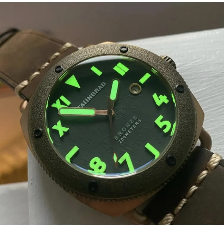 bronze_defender_m_green_d_4.webp Bronze Defender 200M Green Dial Brown Leather Strap