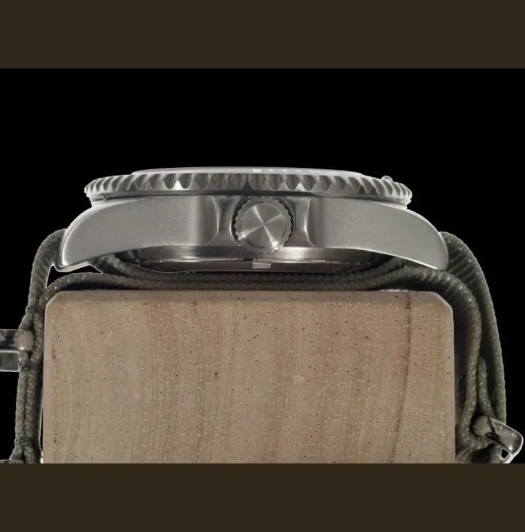 mwc_m__ft_stainless_steel_3.webp MWC 300m / 1000ft Stainless Steel Quartz Military Divers
